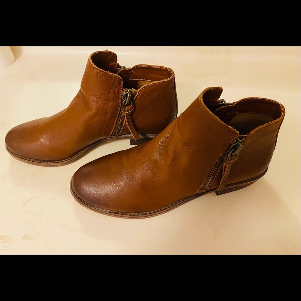 Gianni Bani..short leather boots..Size 9 M